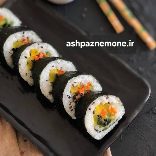 طرز تهیه سوشی ژاپنی اصل با برنج چسبناک و طعم متعادل به روش اختصاصی آشپز نمونه با تکنیک‌های حرفه‌ای و سرو رستورانی