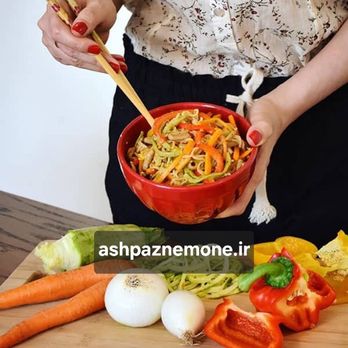 طرز تهیه نودل سبزیجات رنگارنگ و سالم با سس مخصوص به روش اختصاصی آشپز نمونه با طعمی سبک و حرفه‌ای
