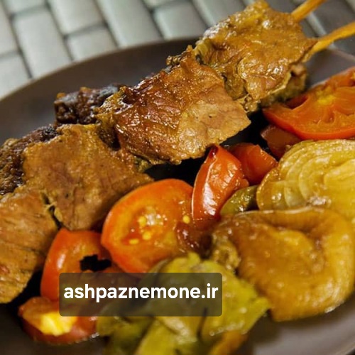 طرز تهیه کباب یونانی اصل و آبدار با مرینیت مدیترانه‌ای و سس تزاتزیکی خانگی به سبک رستورانی آموزش اختصاصی آشپز نمونه